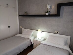 3 bedrooms, in-room safe, iron/ironing board, travel crib