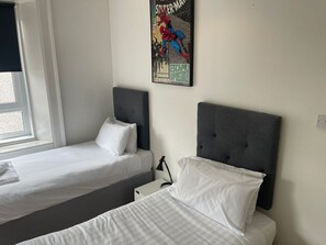 2 habitaciones, tabla de planchar con plancha y ropa de cama 