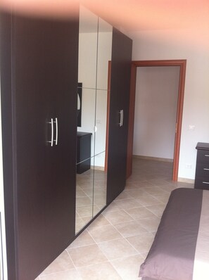 1 bedroom, iron/ironing board, WiFi, bed sheets - Caulonia Marina  apartment with AC &  swimming pool only 5 minutes to the beach! (Marina di Caulonia)
