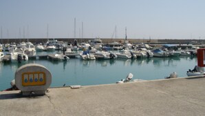 Un port de plaisance où de nombreux bateaux sont amarrés.