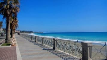 Una spiaggia nelle vicinanze