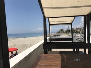 Outdoor dining - Caulonia Marina  apartment with AC &  swimming pool only 5 minutes to the beach! (Marina di Caulonia)