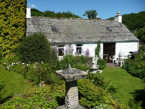 Terrace/patio - Cosy Cottage in Picturesque Rural Location Near Sea, Garden, Burn, Red Squirrels (Gatehouse of Fleet)