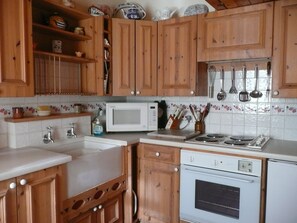 Fridge, microwave, oven, stovetop - Cosy Cottage in Picturesque Rural Location Near Sea, Garden, Burn, Red Squirrels (Gatehouse of Fleet)