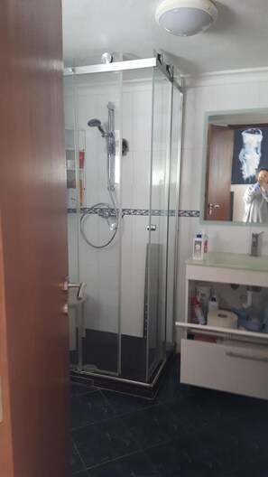 Douche, sèche-cheveux, bidet, serviettes fournies