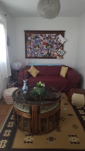 Smart TV, fireplace, DVD player, stereo