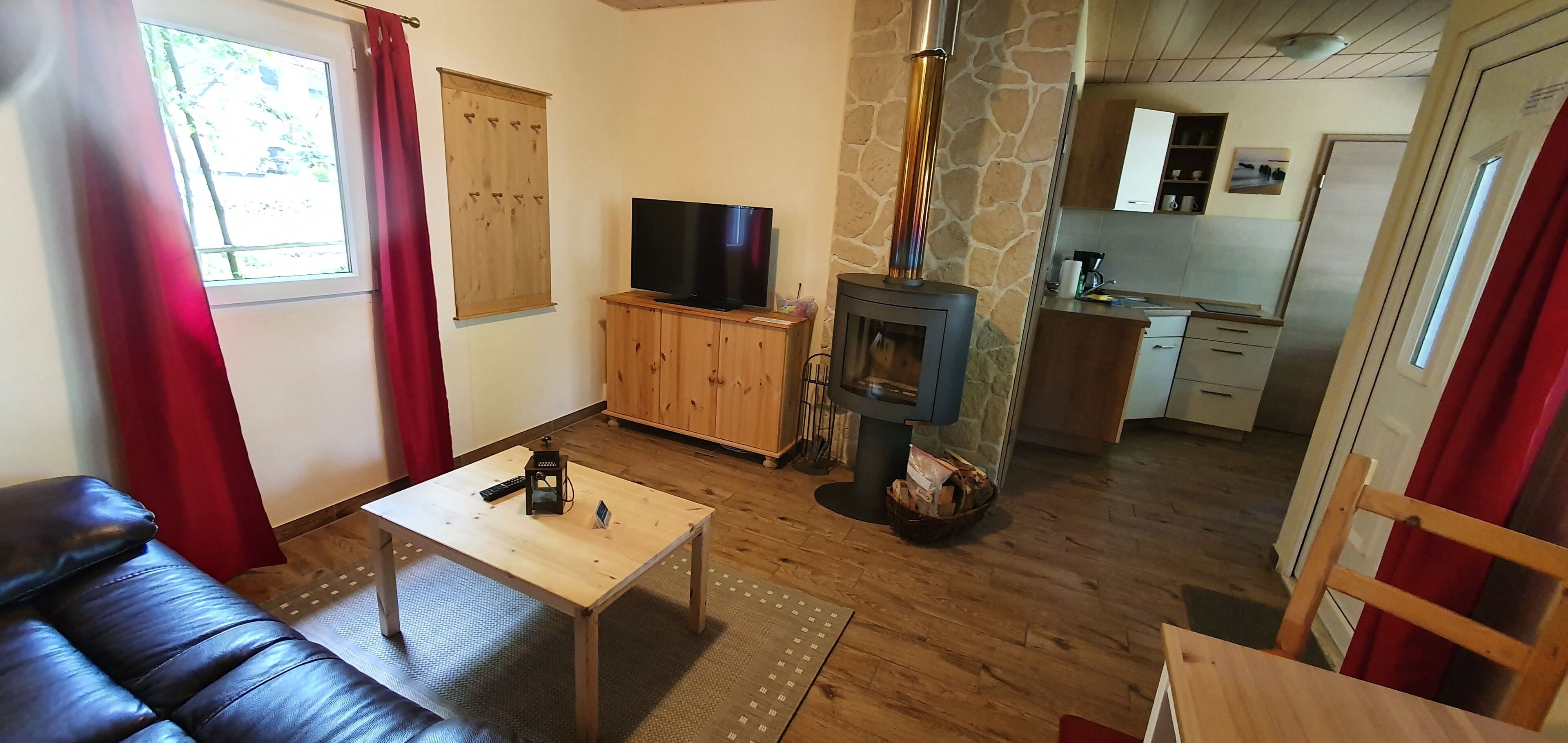 Televisor, llar de foc i estèreo 