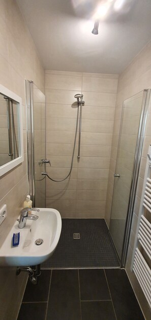 Dusche, Seife, Toilettenpapier