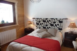 4 dormitorios, tabla de planchar con plancha, cuna de viaje