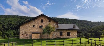 Beautiful house with pool in the Pyrenees. Wi-Fi