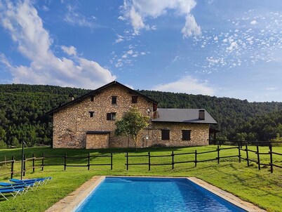 Beautiful house with pool in the Pyrenees. Wi-Fi