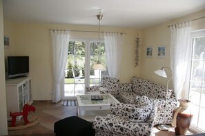 Smart-tv, eldstad, dvd-spelare och böcker