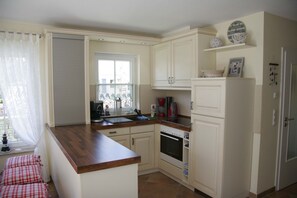 Kylskåp, mikrovågsugn, ugn och spishäll