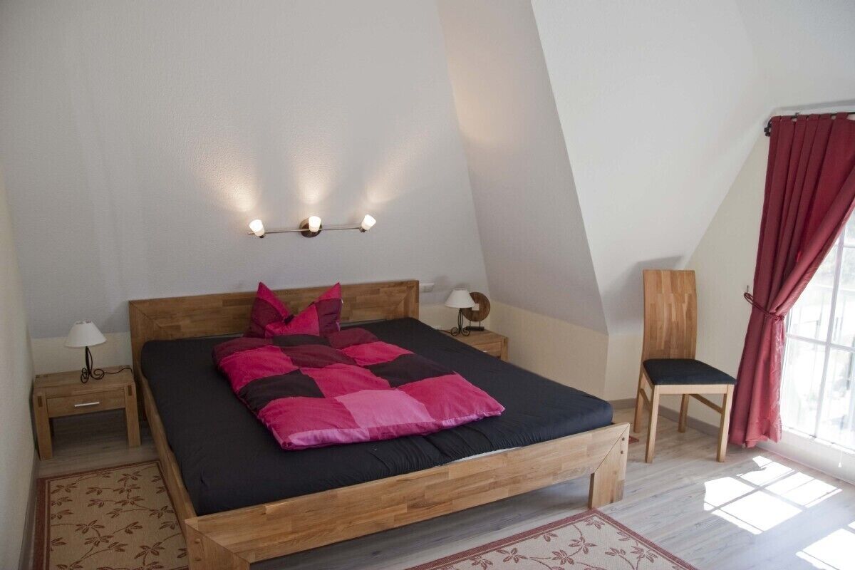 3 slaapkamers, een bureau, een strijkplank/strijkijzer, reisbedje