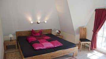 3 slaapkamers, een bureau, een strijkplank/strijkijzer, reisbedje