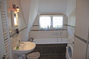 Baignoire, sèche-cheveux, savon, papier toilette