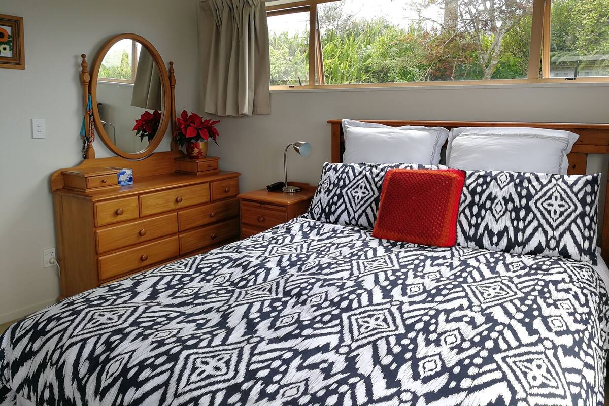 Deluxe Double Room, 1 Queen Bed, Ensuite, Harbor View (# 1) | 1 bedroom, blackout drapes, iron/ironing board (on request)
