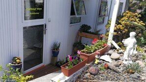 Quarto solteiro, 1 cama de solteiro, banheiro compartilhado, vista para o jardim (# 4) | Terraço/pátio