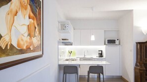 Kühlschrank, Mikrowelle, Herdplatte, Wasserkocher mit Kaffee-/Teezubehör