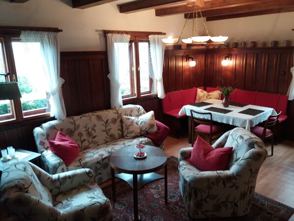 Fernseher, Bücher, Stereoanlage