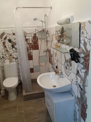 Douche, serviettes fournies