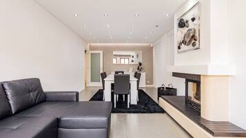 Televisión y chimenea