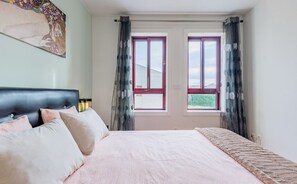 3 slaapkamers, een strijkplank/strijkijzer, wifi, beddengoed
