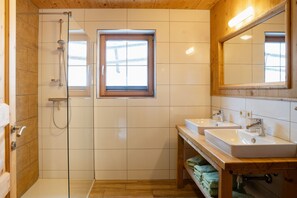 Dusche, Haartrockner, Handtücher