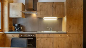 Geladeira, fogão, cooktop, lava-louças