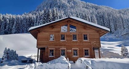 Maisäß-Ferienhaus Neuberg Alm - Loma Montafonin vuoristossa saunalla