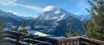 Cosy refurbished 2 bedroom apartment, Sleeps 6. Close to slopes