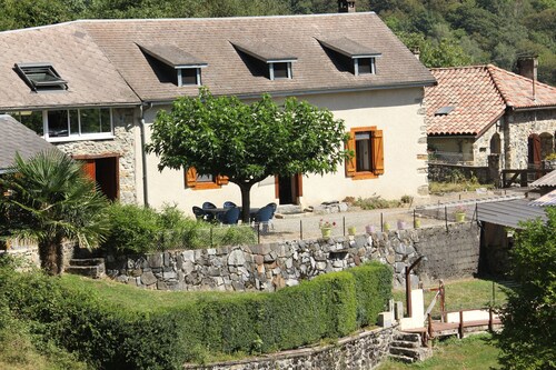 Charming gite with all comforts near the Mourtis resort, WIFI, Fireplace