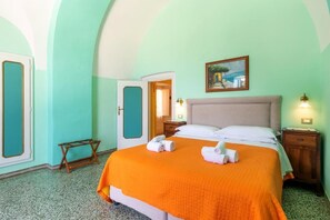 2 habitaciones, escritorio y tabla de planchar con plancha 