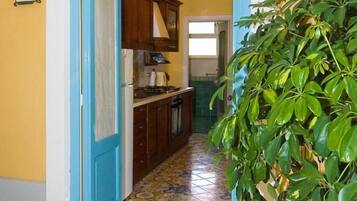 Frigorifero, forno, piano cottura, tostapane