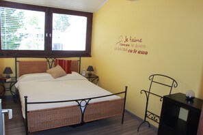 2 bedrooms, iron/ironing board, travel cot, free WiFi