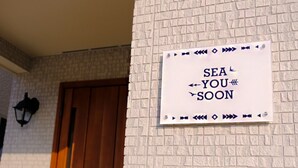 Un cartel en una pared con el texto 