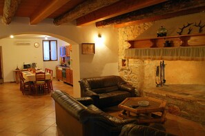 Télévision, cheminée