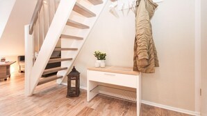 Un escalier moderne avec des marches en bois et un mur blanc.