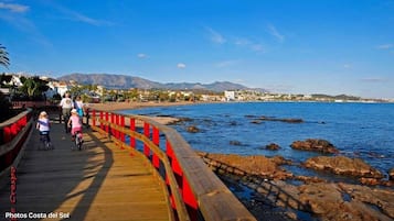 Playa en los alrededores y toallas de playa