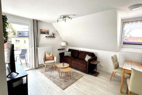 Una televisión, libros, un reproductor estéreo