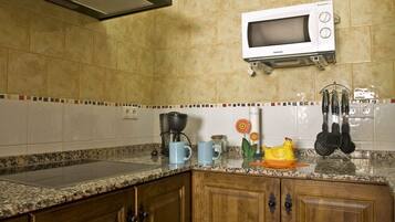 Een koelkast, een microgolfoven, een koffiezetapparaat/waterkoker