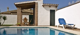 Chalet for 4 pers. med privat basseng, kun 500m til Conil, med hyggelig overbygd grillterrasse, WiFi