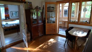 2 chambres, coffres-forts dans les chambres, fer et planche à repasser