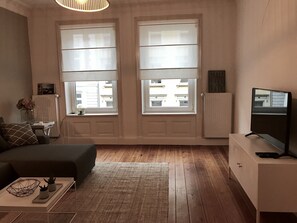 Großes Wohnzimmer mit Blick auf den Hansaplatz