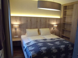 3 bedrooms, travel cot, free WiFi, bed sheets