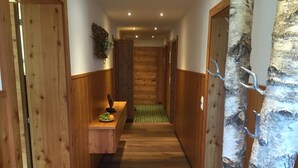A wooden hallway with a bench and a plant. - Appartements Schweiberer, exclusive apartment Hambergblick (Ried im Zillertal)