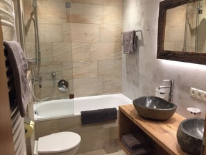 Baignoire, séchoir à cheveux, serviettes fournies