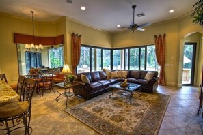 Smart TV, fireplace, DVD player, books - Dream villa under palm trees on two hectares of land with saltwater pool (Naples)