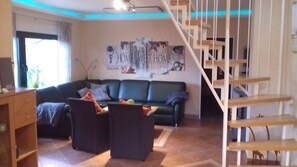 Una televisión, una chimenea, una mesa de tenis de mesa, libros