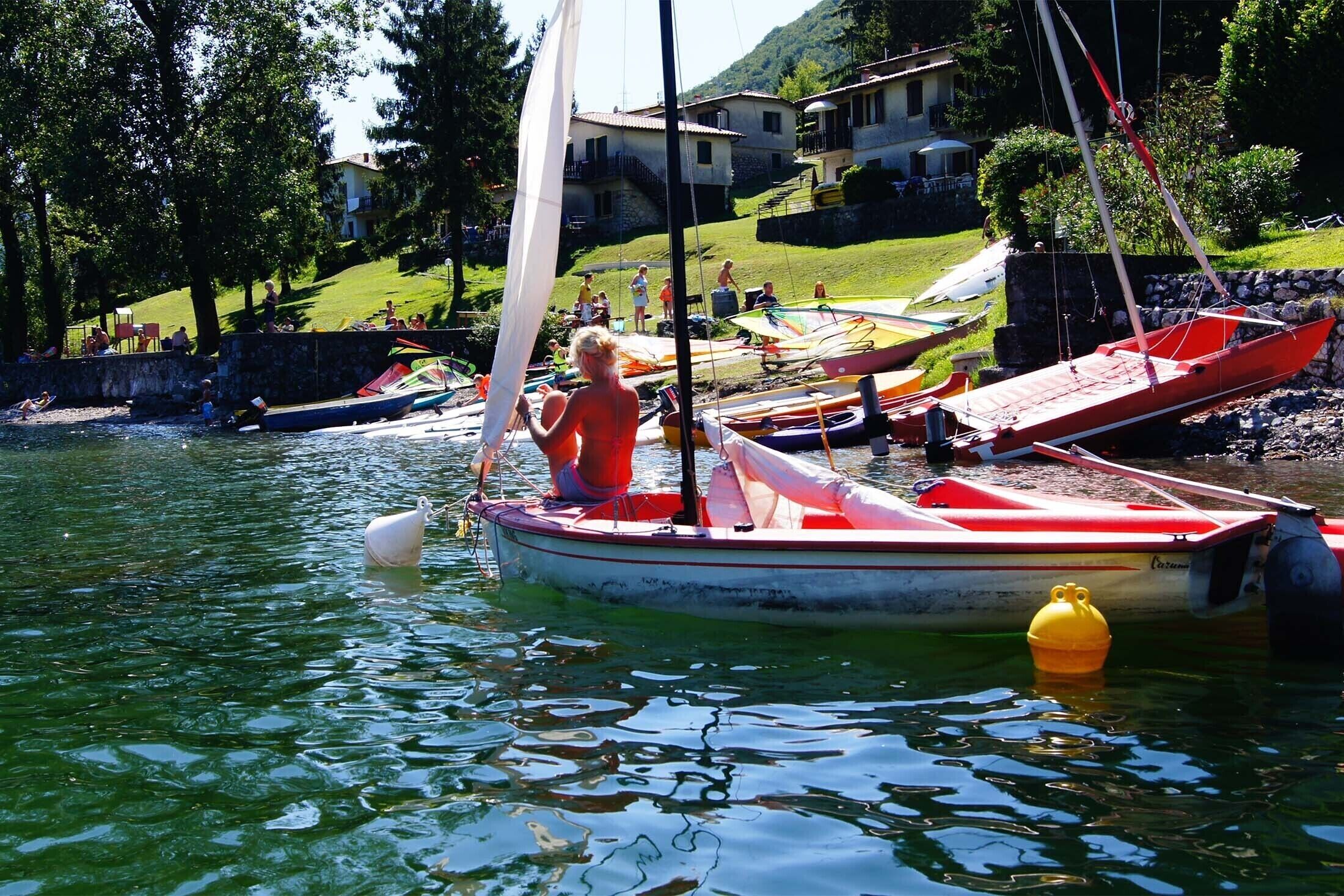Ein ruhiger See mit mehreren angedockten Booten.